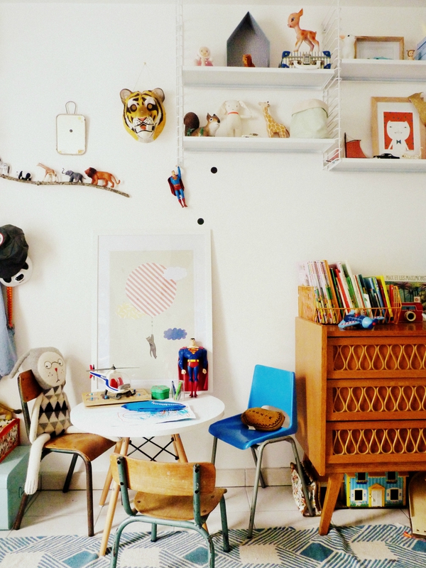 Chambre d'enfant monochrome blanc à l'esprit vintage rétro