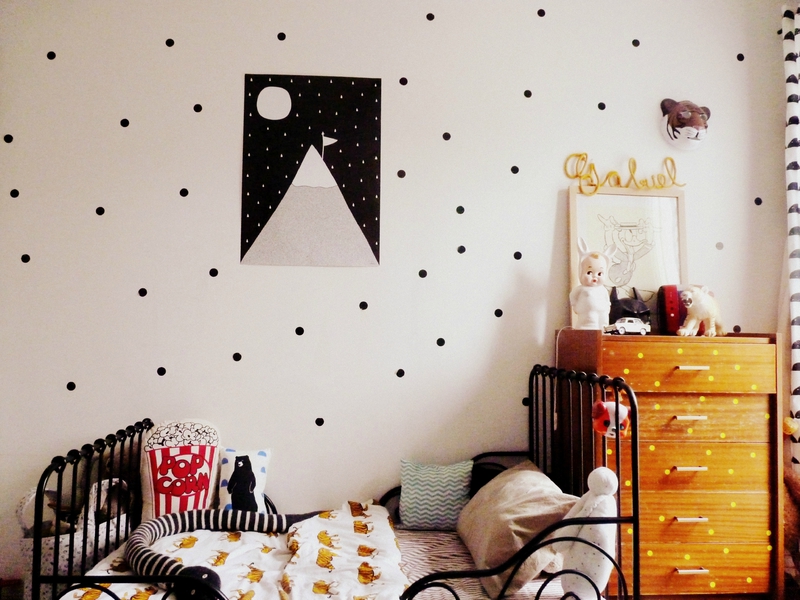 Chambre d'enfant monochrome blanc à l'esprit vintage rétro