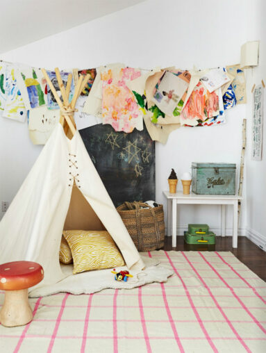La chambre d'enfant et son tipi La chambre d'enfant et son tipi