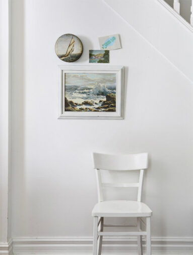 L'entrée meublée avec des objets et meubles de brocante L'entrée meublée avec des objets et meubles de brocante