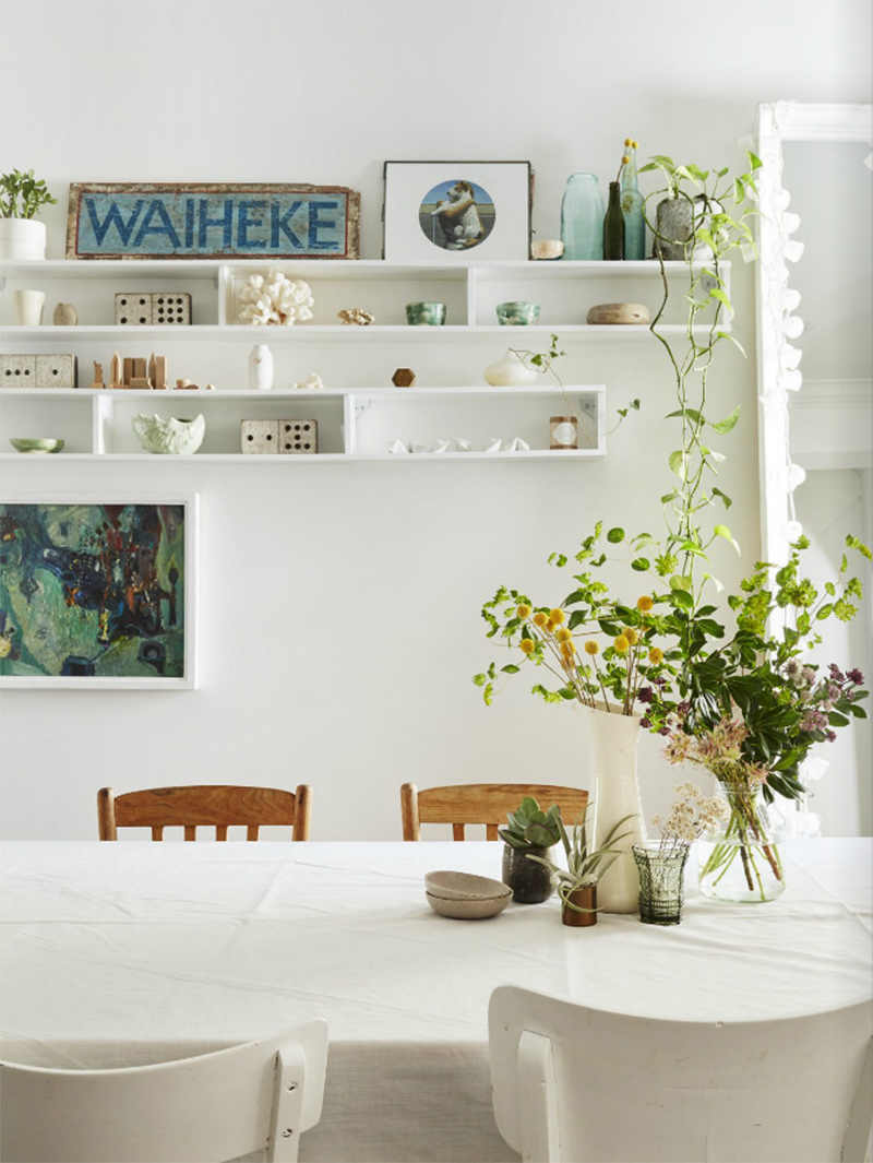 La bonne idée de la salle à manger est l'installation de ces caissons étagères murales où sont mis en scène des menus objets