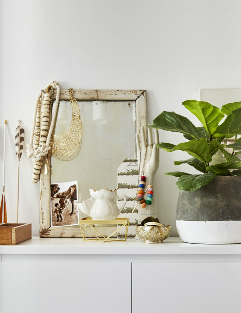 Jolis objets mis en scène sur une commode standard Jolis objets mis en scène sur une commode standard