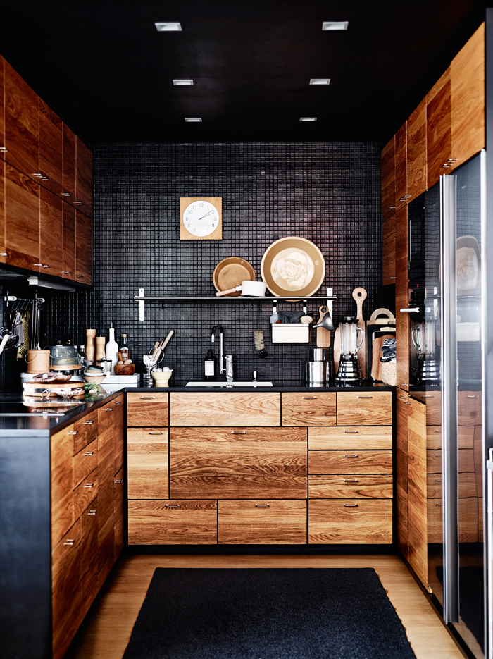 Une cuisine aménagée bois et noir || Appartement à Malmö