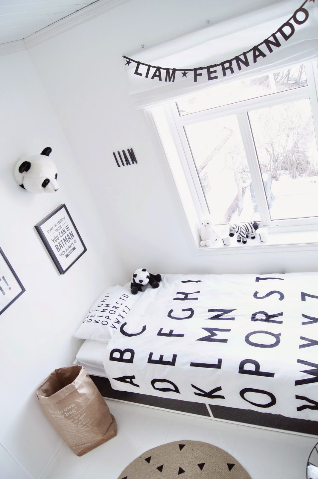 Chambre d'enfant monochrome blanc minimaliste