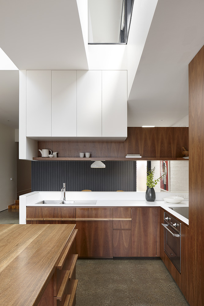 Une cuisine aménagée bois et noir et blanc || North Fitzroy house by AM architecture