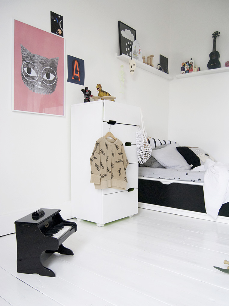 Chambre d'enfant monochrome blanc minimaliste