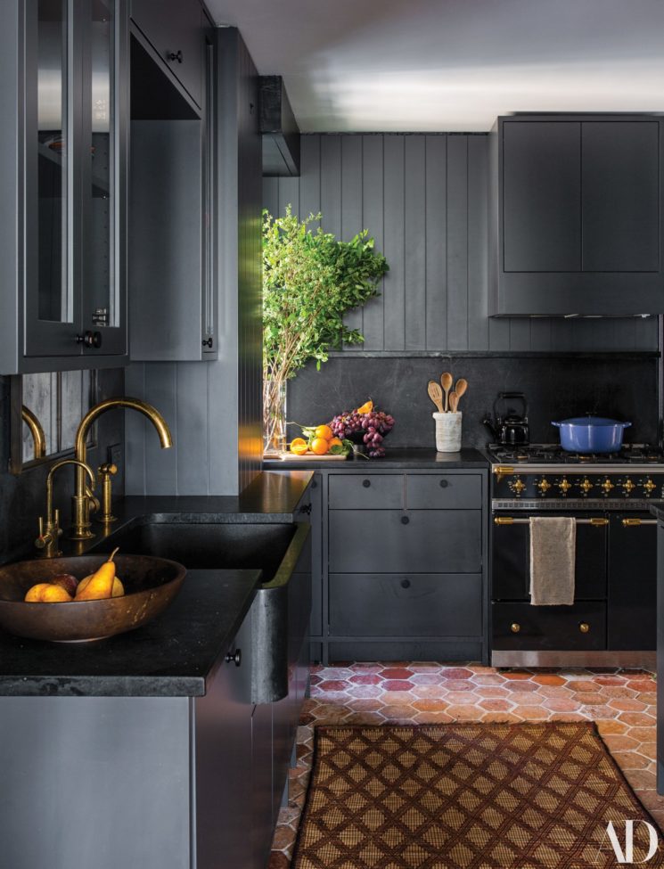 [ Une cuisine noire sur mur noir ] Projet Seth Meyers home - Design intérieur: Ariel Ashe et Reinaldo Leandro
