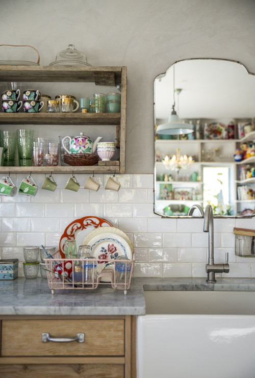 La bonne idée déco : placer un miroir ancien dans sa cuisine au-dessus de l'évier, effet déco garanti