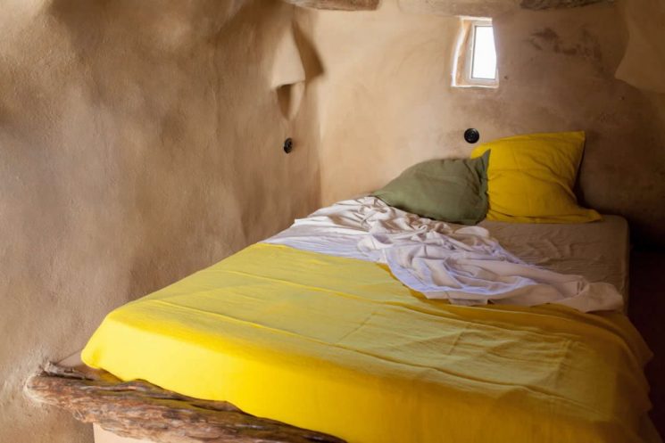 Combo rose et jaune sur la déco || Bergerie de Tinos, chambre d'hôtes