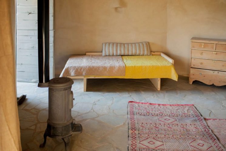 Combo rose et jaune sur la déco || Bergerie de Tinos, chambre d'hôtes