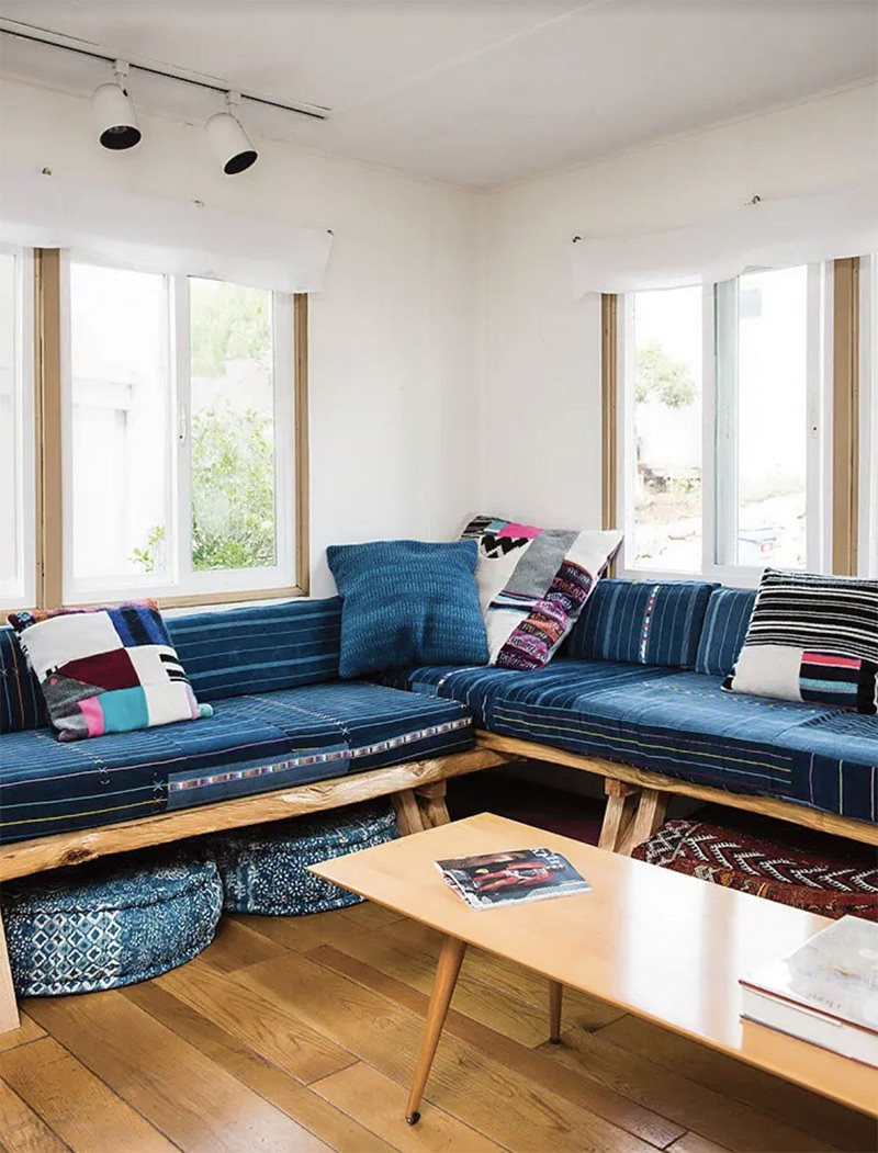 Une cabine de surfeurs à Paradise Cove, avec sa banquette réalisée avec des tissus indigo