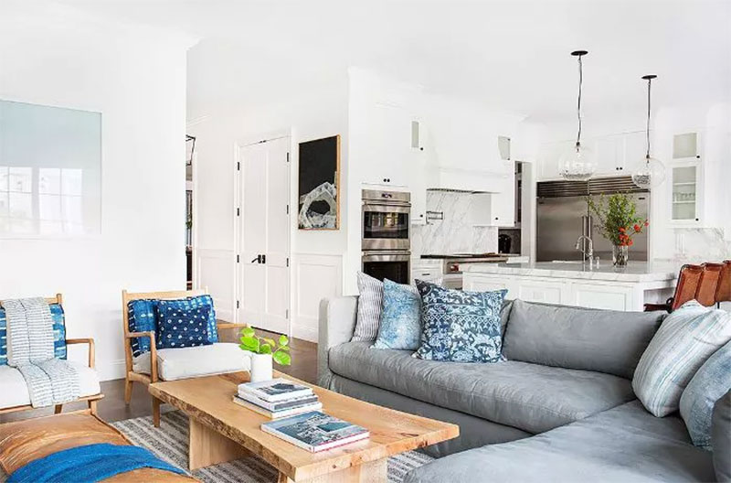 Maison contemporaine de bord de mer, décoré dans un style bohème "Côte Est" avec beaucoup d'accessoires textiles indigo