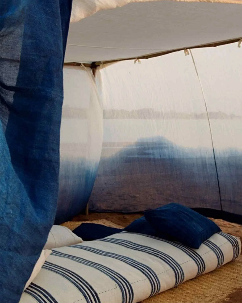 Installation dans le désert d'une tente teintée avec de l'indigo par l'artiste et designer Aboubakar Fofana 