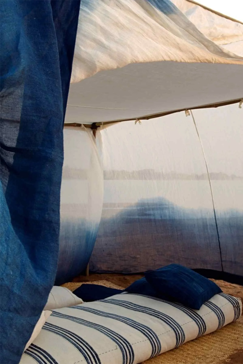Installation dans le désert d'une tente teintée avec de l'indigo par l'artiste et designer Aboubakar Fofana 