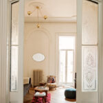 Ambiance monacale pour l’appartement de Mona Kowalska