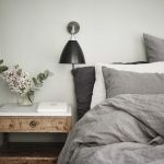 Une chambre grise et pastel, toute douce