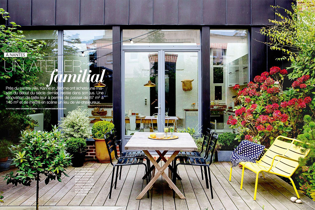 Une extension en bois ouvrant sur la terrasse en bois et le jardin || Extrait de Art et décoration