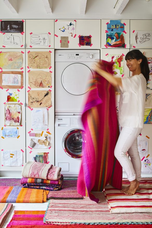 La maison de Jenni Li, propriétaire de Intiearth à Brooklyn || Blanc et textiles ethniques colorés