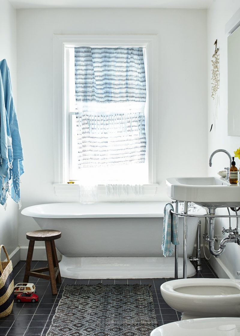 La maison de Jenni Li, propriétaire de Intiearth à Brooklyn || Blanc et textiles ethniques colorés La maison de Jenni Li, propriétaire de Intiearth à Brooklyn || Blanc et textiles ethniques colorés