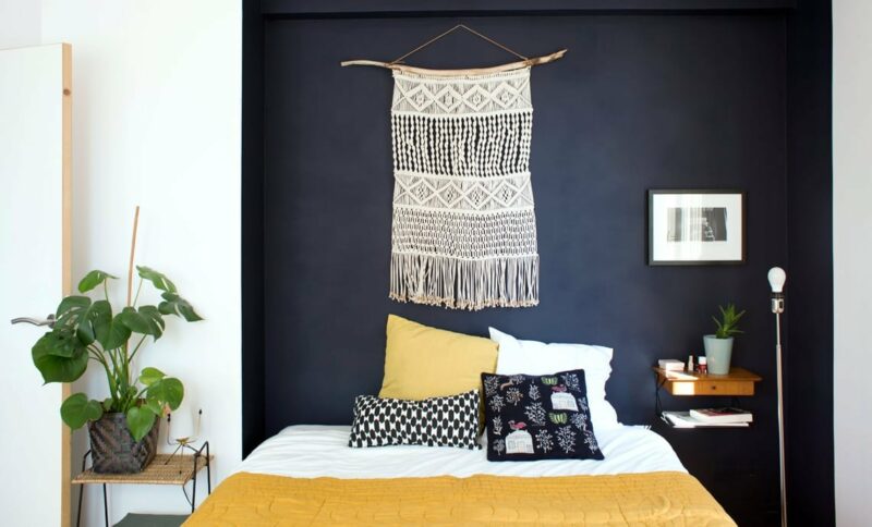 Jaune moutarde n'est pas jaune curry || Inside-Closet - L'intérieur de Mylene à Saint-Ouen - Mur bleu et linge de lit jaune