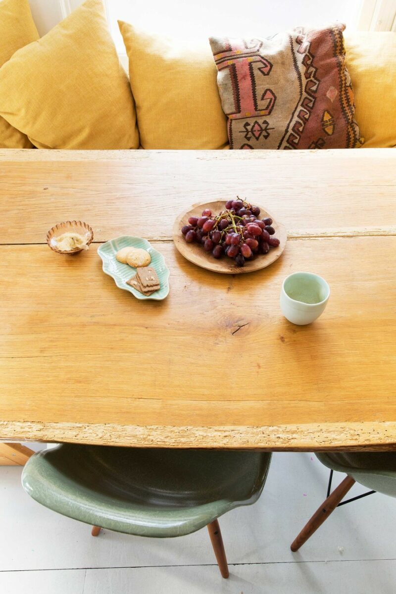 Jaune moutarde n'est pas jaune curry || Banquette aux coussins en lin jaune