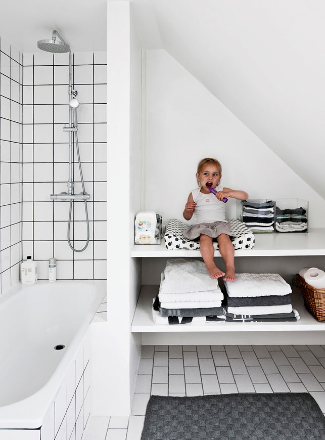 La douche baignoire dans une salle de bains de style scadninave en noir et blanc