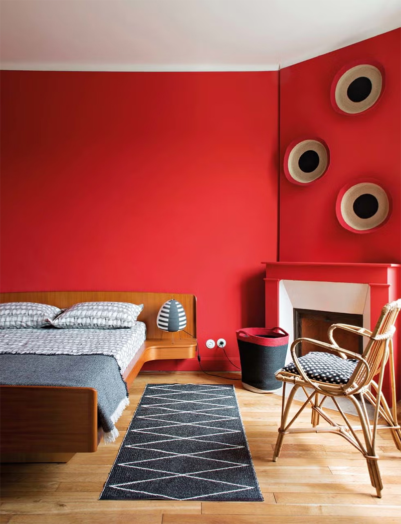 La chambre rouge peinte avec la teinte Rubis de Farrow & Ball du hall La chambre rouge peinte avec la teinte Rubis de Farrow & Ball du hall