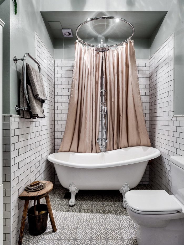 Baignoire avec ciel de douche spectaculaire