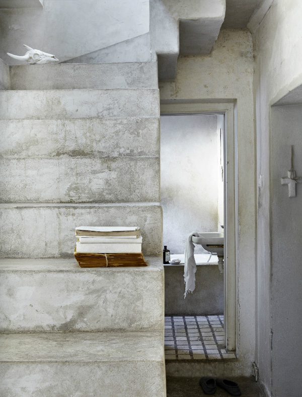 Blanc et matériaux bruts pour un esprit monacal || Une maison à Cap Town - Photo : Greg Cox