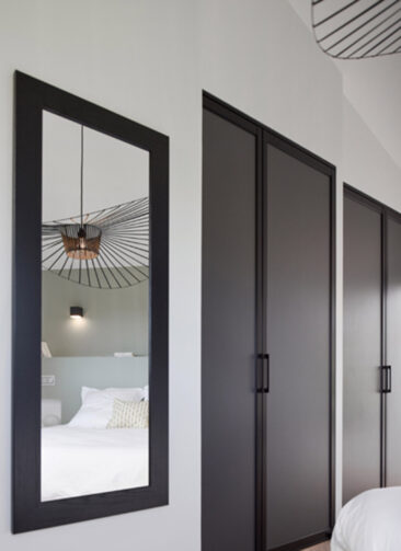 Une grande suspension pour cette petite chambre