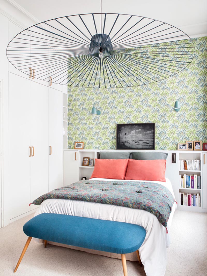 Une grande suspension Vertigo pour cette chambre haute de plafond