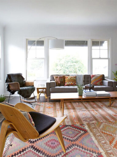 Salon bohème de style californien dans lequel des kilims ont été mis en scène