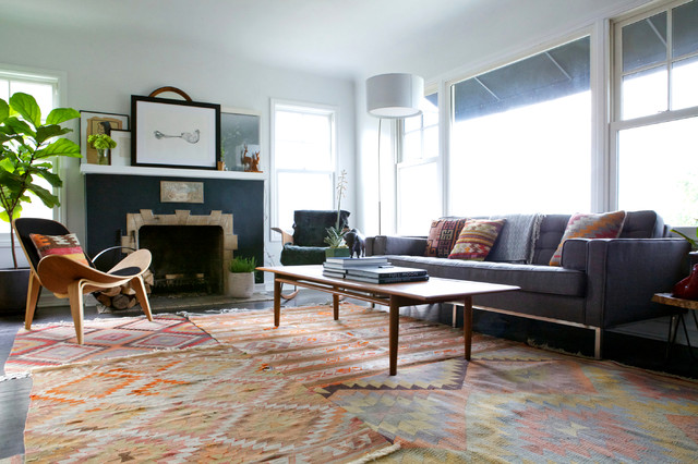 Salon bohème de style californien dans lequel des kilims ont été mis en scène