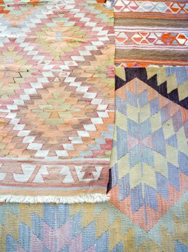 Salon bohème de style californien dans lequel des kilims ont été mis en scène