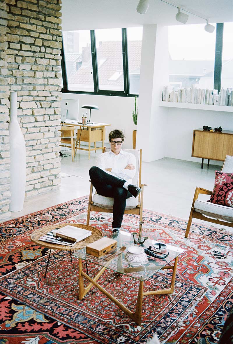 Le designer Bruno Pieters superpose un un immense tapis persan un autre plus petit dans son appartement contemporain