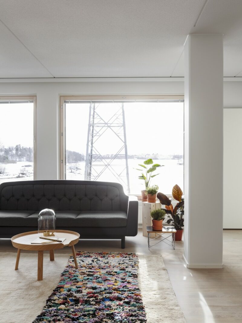 Intérieur contemporain de style scandinave avec superposition de tapis