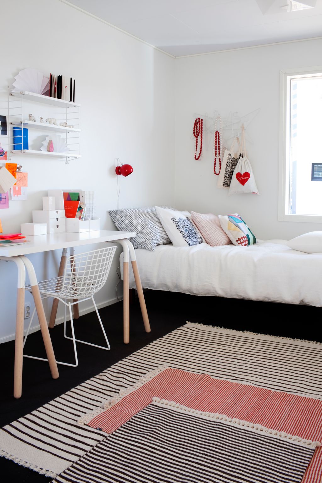 [ Idée déco : Superposer des tapis ] Chambre d'enfant style finlandais