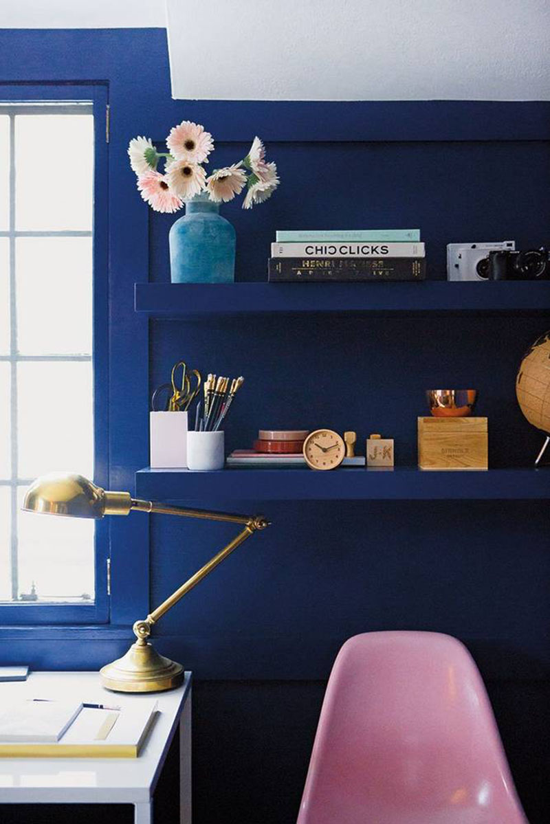 Un bureau aux murs peints en bleu roi