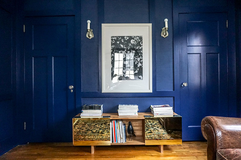 Un bureau aux murs peints en bleu roi