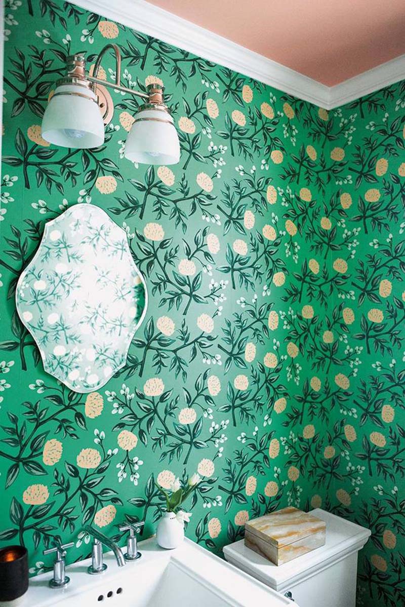 Une salled 'eau avec un papier peint à fleurs vintage vert