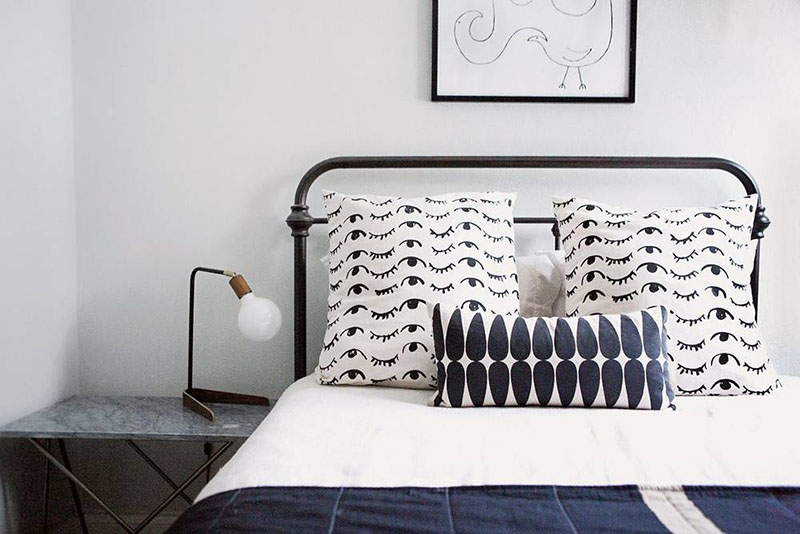 Une chambre au style minimaliste en noir et blanc