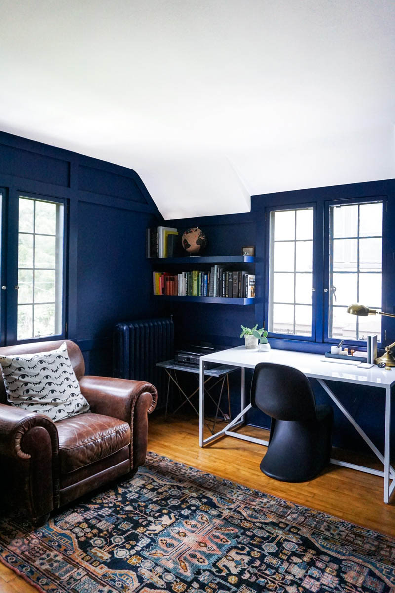 Un bureau aux murs peints en bleu roi