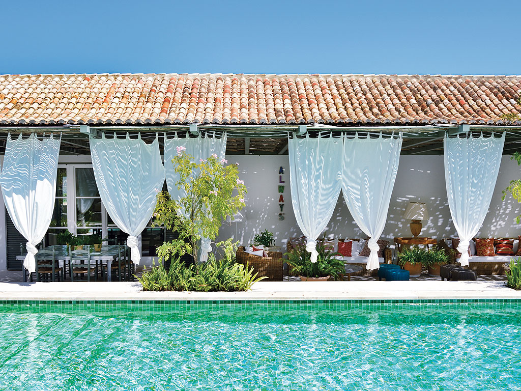 Autour d'une piscine design || Une maison à Cadiz par le studio M&F