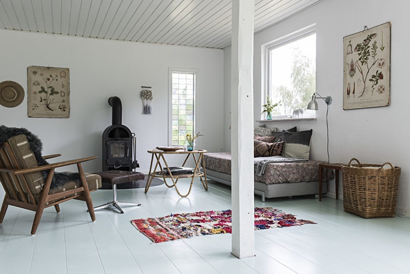 Un plancher peint en blanc bleuté // Une maison à Fejø