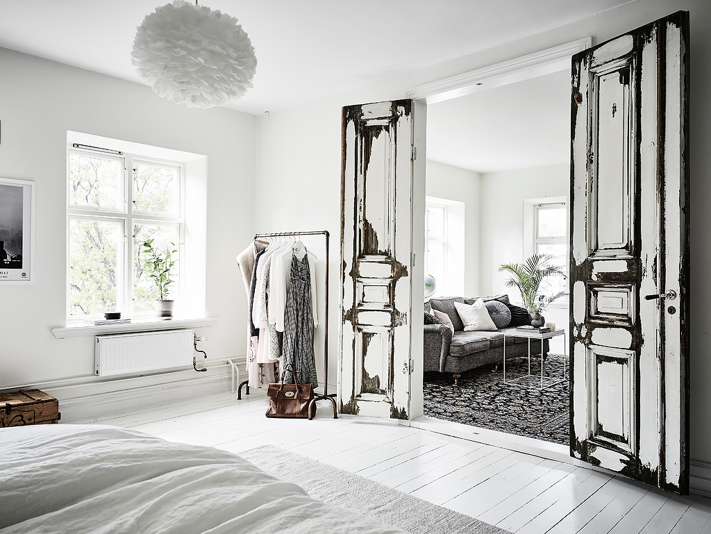 Déco rustique moderne - Un appartement à Copenhague avec ses portes patinées