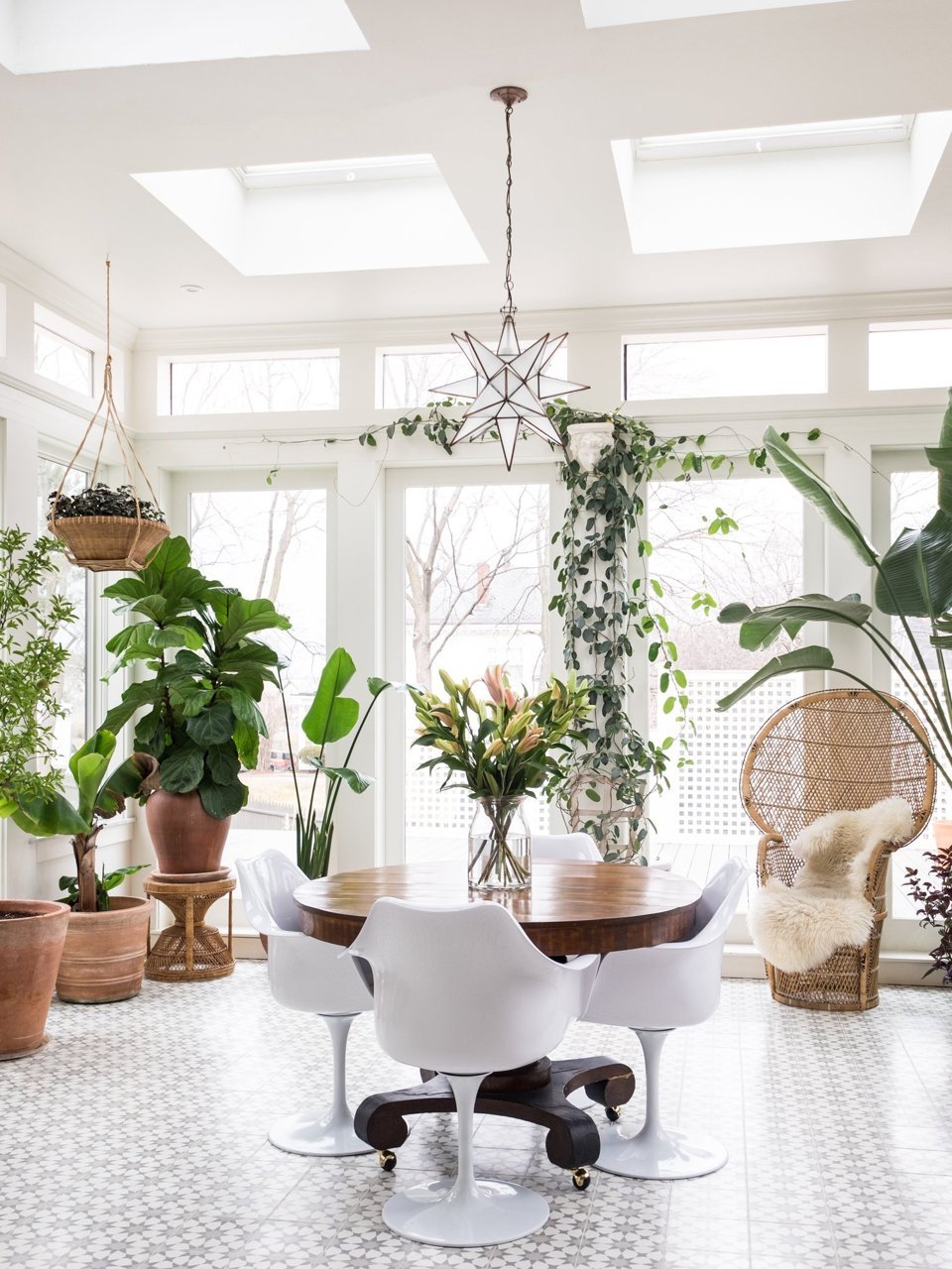 Déco blanche et plantes vertes - La véranda de Melissa Miranda à Boston