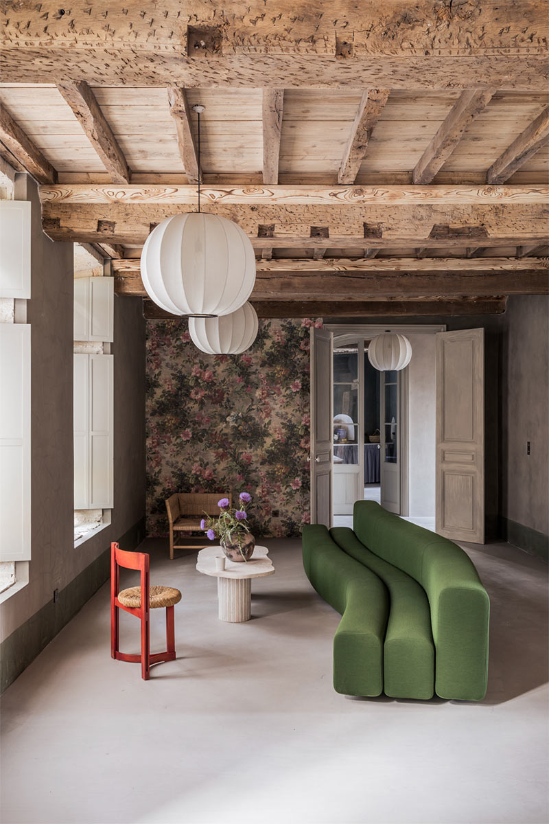 Une ancienne mmanufacture royale dans le Gers, à la décoration éclectique, mélange d'antiquité et de design