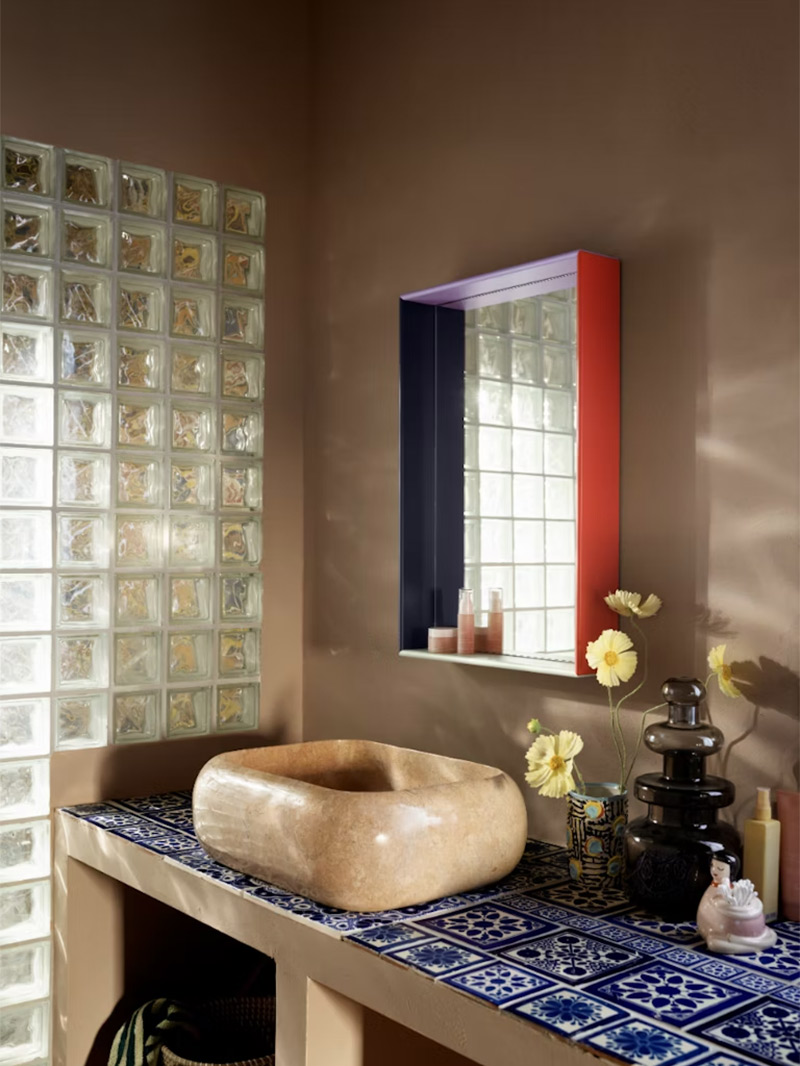 Contraste des styles avec ce miroir design et coloré Contraste des styles avec ce miroir design et coloré