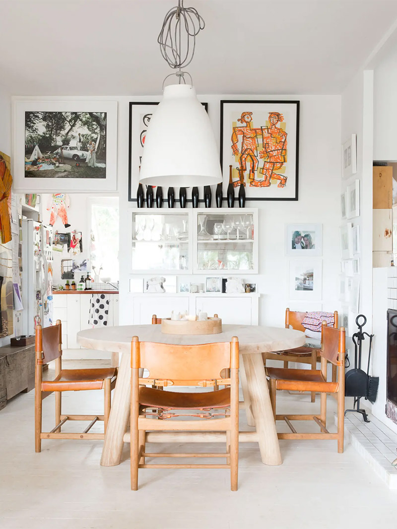 Un coin salle à manger qui s'mause des proportions des objets et meubles Un coin salle à manger qui s'mause des proportions des objets et meubles