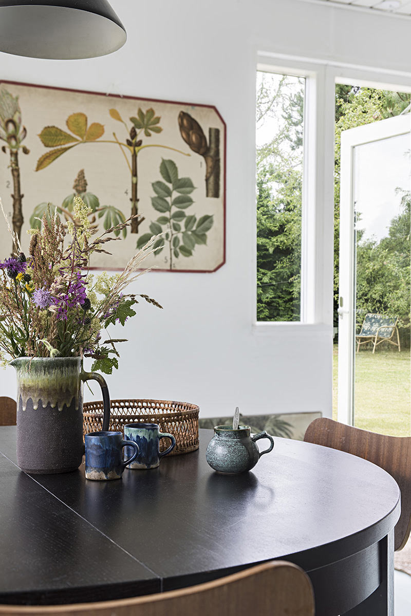 Affiches botaniques et objets design scandinaves pour ce pavillon de bord de mer